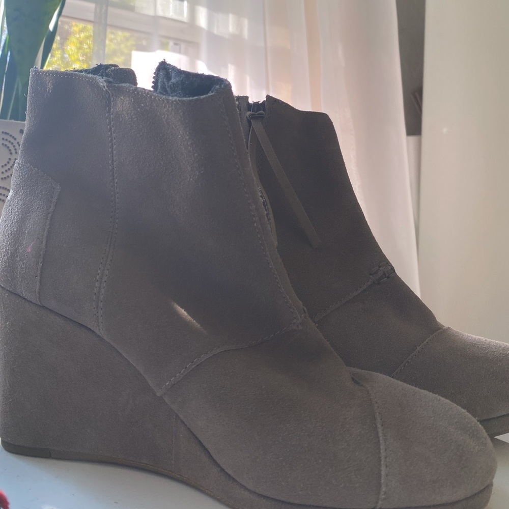Tom’s Suede Wedges